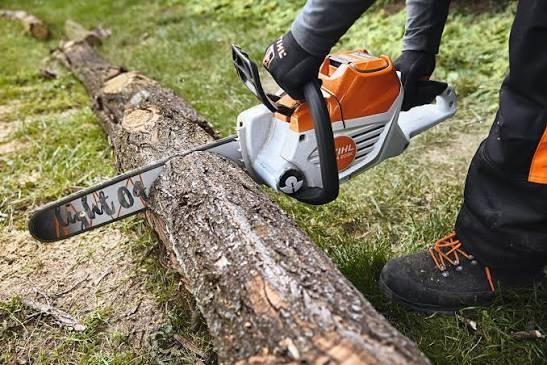 Cordless chainsaw